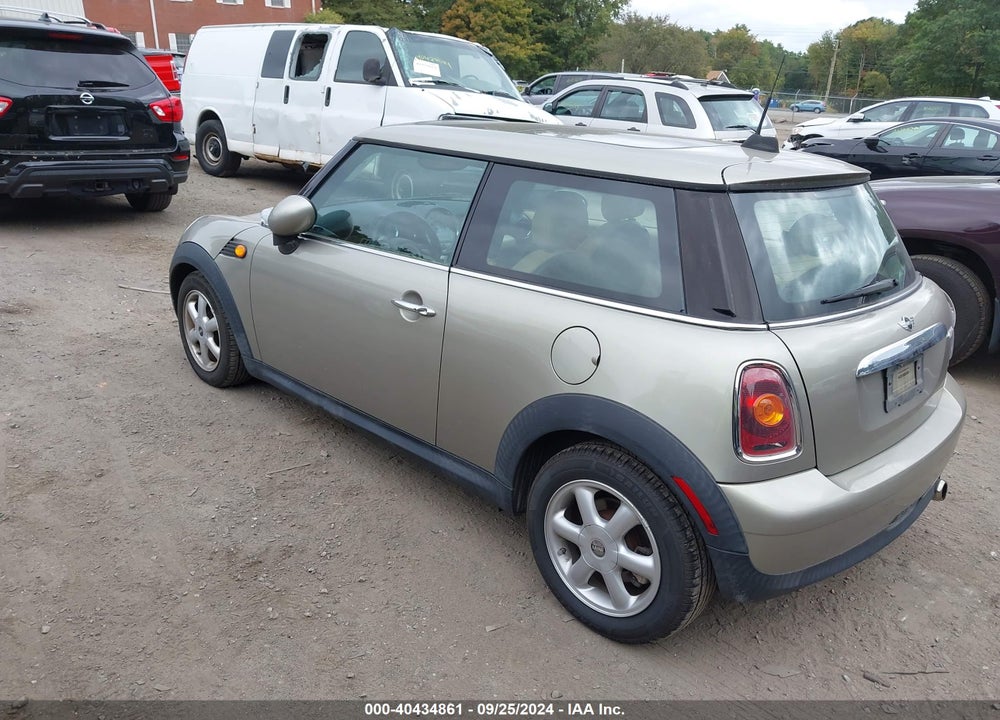 2009 MINI COOPER VIN: WMWMF33539TT69517
