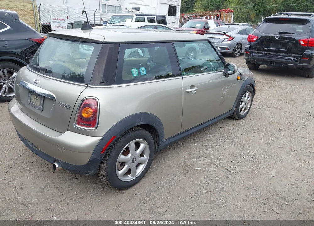 2009 MINI COOPER VIN: WMWMF33539TT69517