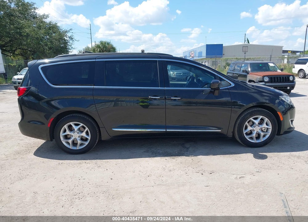 2017 CHRYSLER PACIFICA TOURING L VIN: 2C4RC1BG5HR795031