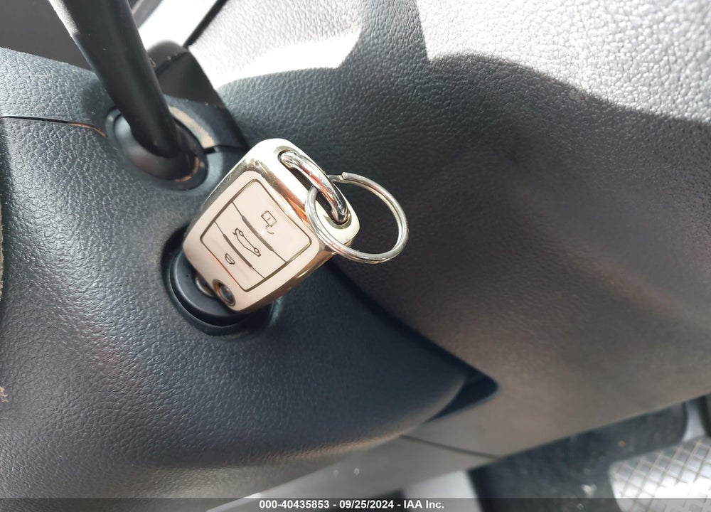 2011 VOLKSWAGEN TIGUAN SE VIN: WVGAV7AX5BW521687