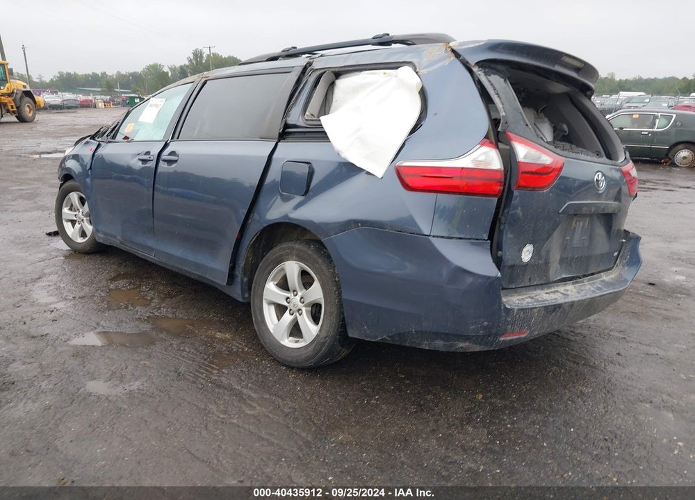 2017 TOYOTA SIENNA LE 8 PASSENGER VIN: 5TDKZ3DC1HS843587