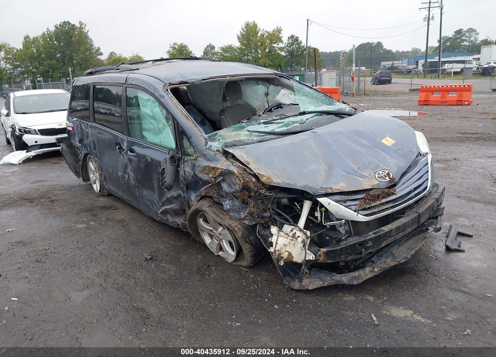2017 TOYOTA SIENNA LE 8 PASSENGER VIN: 5TDKZ3DC1HS843587