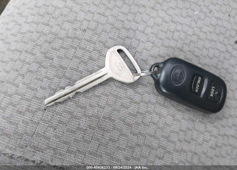 2003 TOYOTA COROLLA LE VIN: 2T1BR32E53C030064