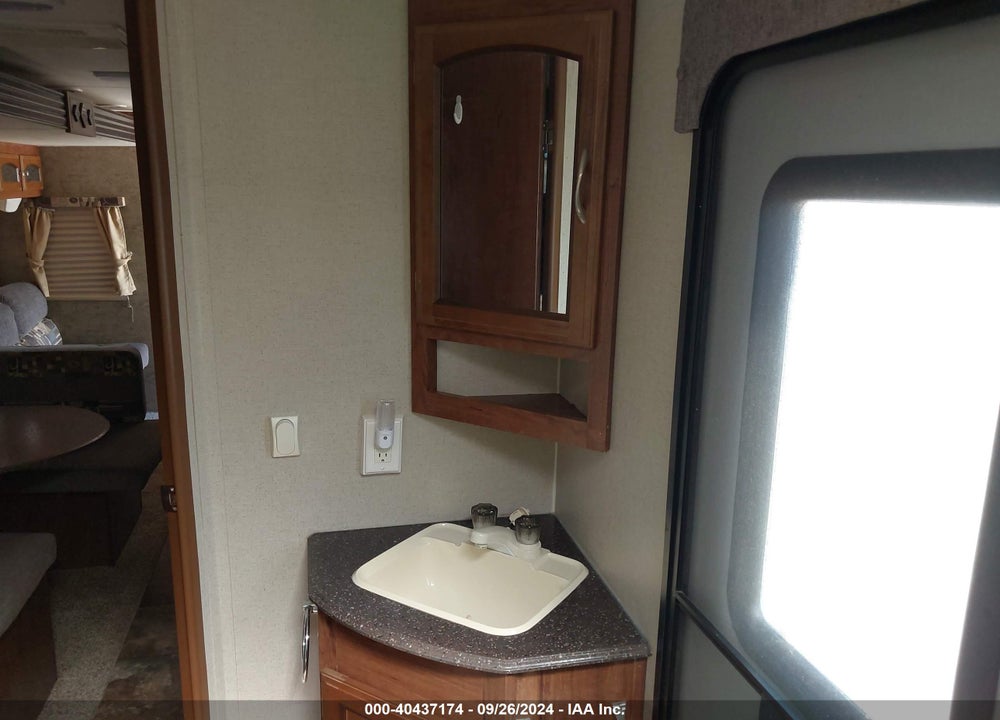 2016 COACHMEN FREEDOM EXPRESS 28SE VIN: 5ZT2FETB3GA022496