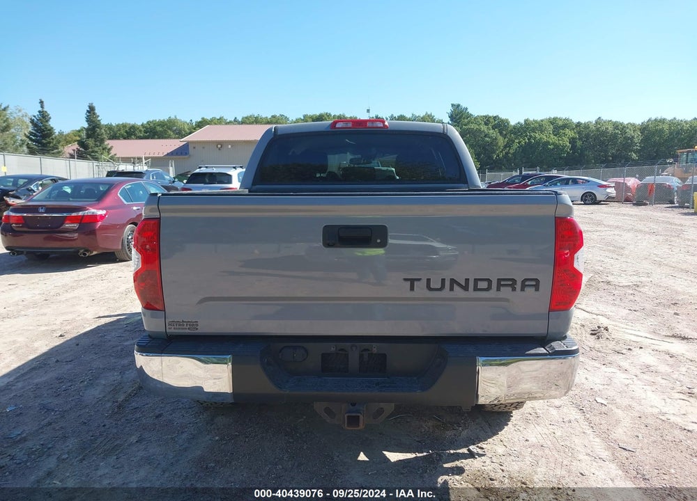 2018 TOYOTA TUNDRA SR5 5.7L V8 VIN: 5TFDW5F11JX712877
