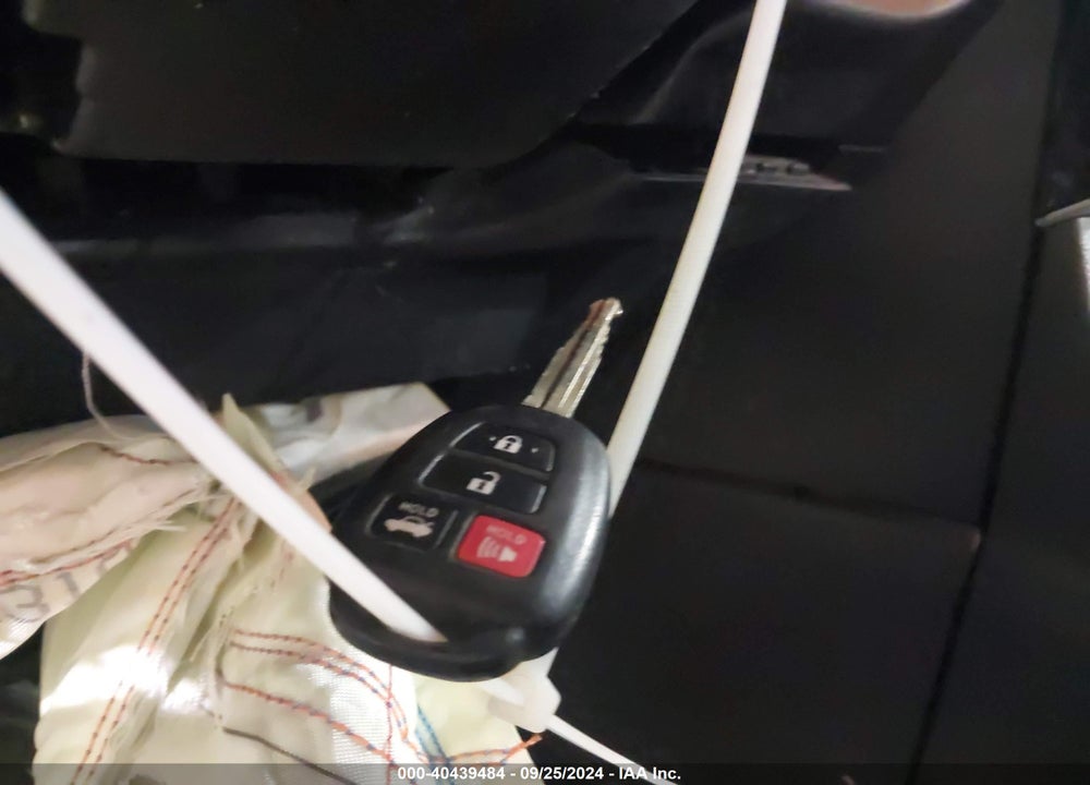 2017 TOYOTA COROLLA LE VIN: 5YFBURHE3HP596045