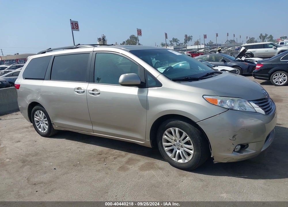 2017 TOYOTA SIENNA XLE PREMIUM 8 PASSENGER VIN: 5TDYZ3DC8HS857383