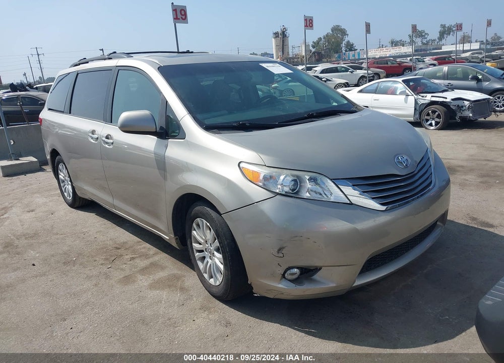 2017 TOYOTA SIENNA XLE PREMIUM 8 PASSENGER VIN: 5TDYZ3DC8HS857383