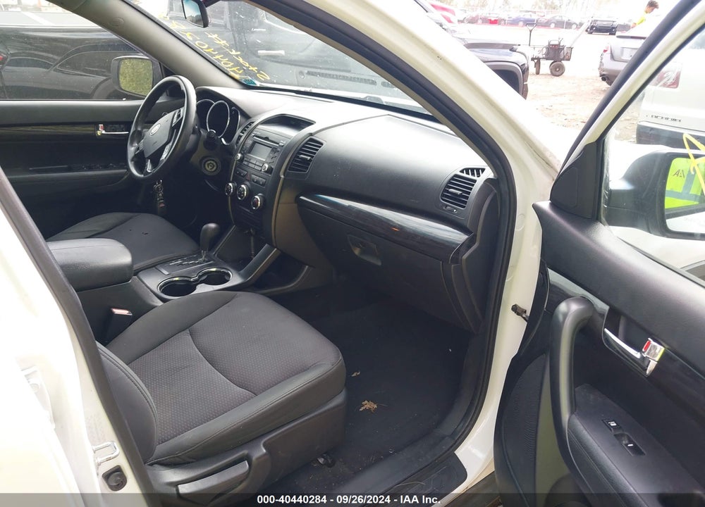 2011 KIA SORENTO LX V6 VIN: 5XYKTDA25BG163831