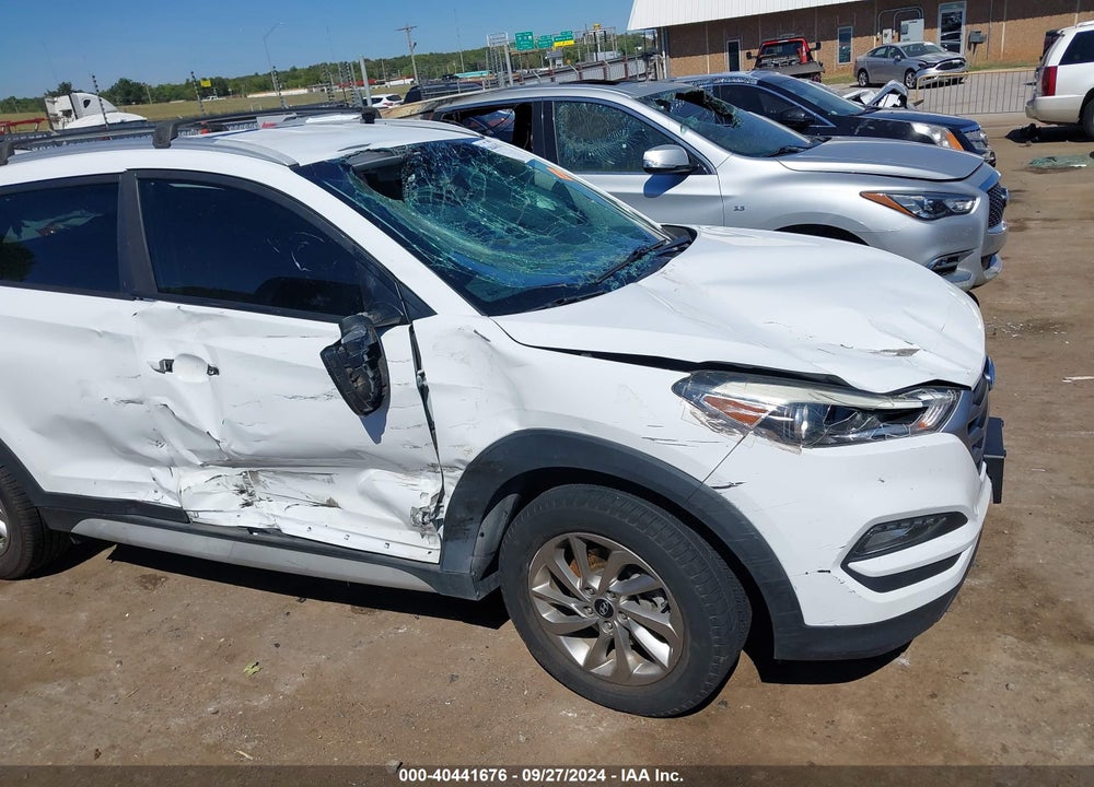 2017 HYUNDAI TUCSON SE VIN: KM8J33A45HU492331