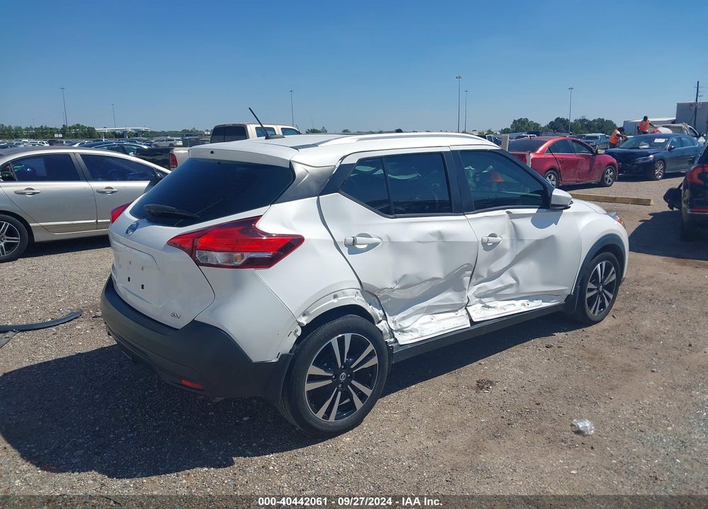 2018 NISSAN KICKS SV VIN: 3N1CP5CU8JL530406
