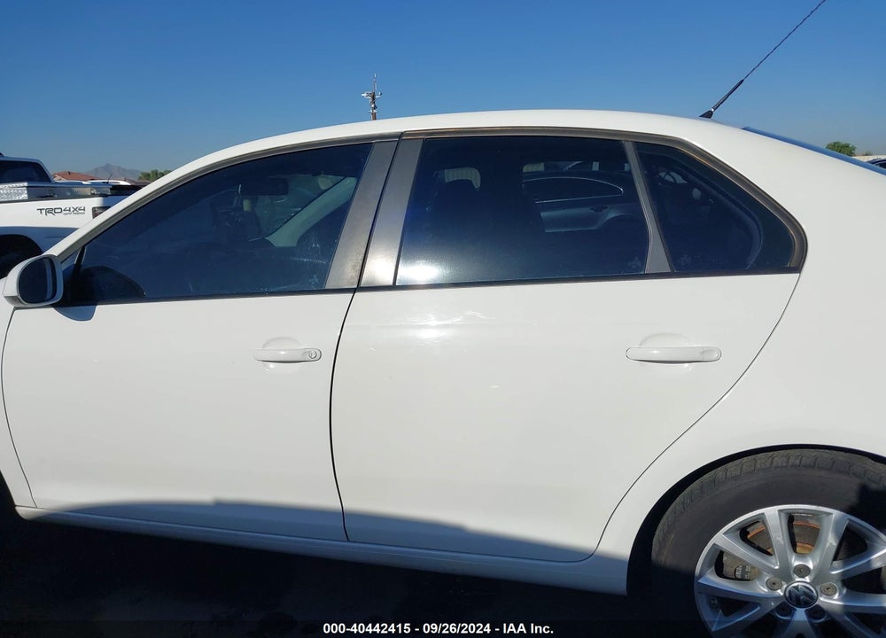 2010 VOLKSWAGEN JETTA LIMITED EDITION VIN: 3VWRZ7AJ7AM153595