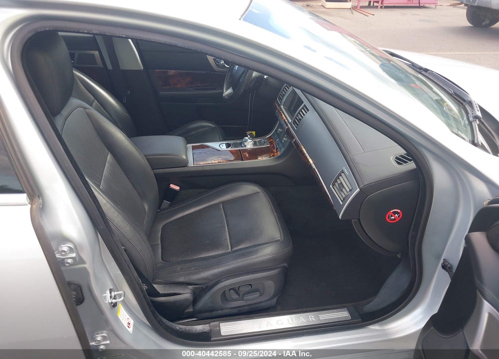 2011 JAGUAR XF PREMIUM VIN: SAJWA0GBXBLR81911