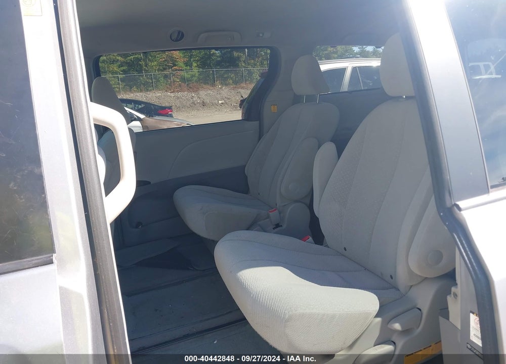 2011 TOYOTA SIENNA LE VIN: 5TDJK3DC6BS001657