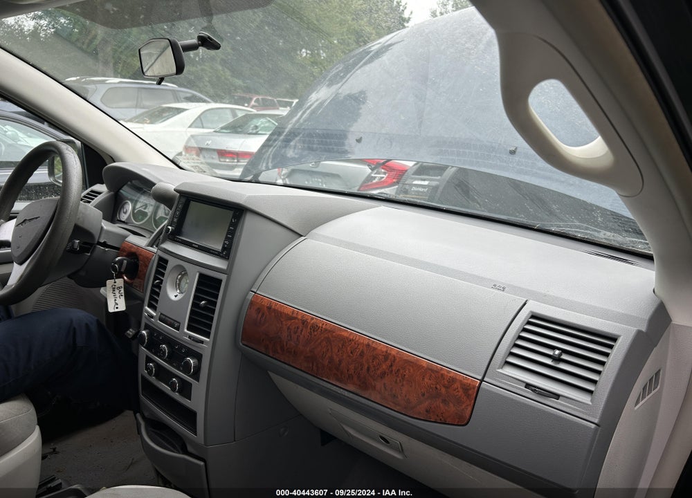 2009 CHRYSLER TOWN & COUNTRY VIN: 2A8HR44E49R563943
