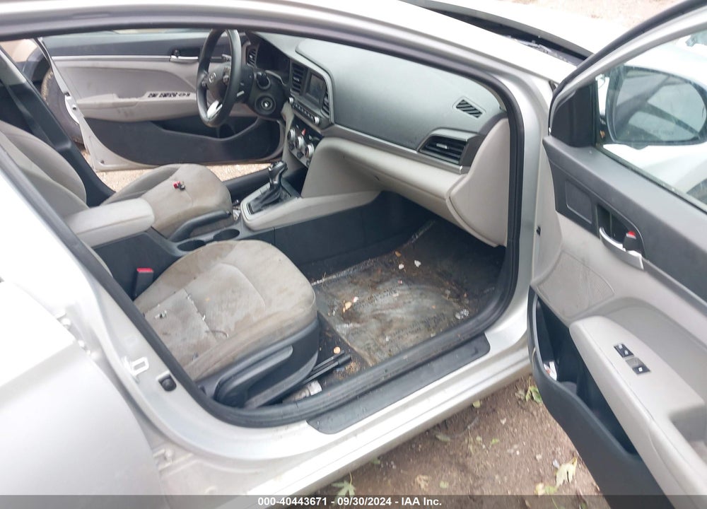 2019 HYUNDAI ELANTRA SE VIN: 5NPD74LF8KH484381