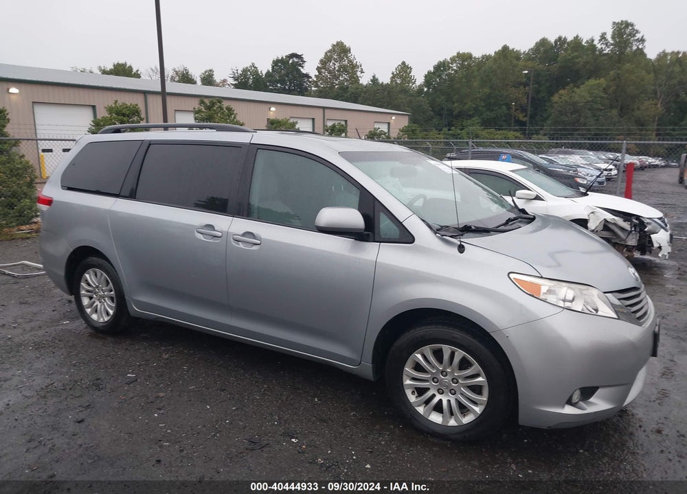 2014 TOYOTA SIENNA XLE V6 8 PASSENGER VIN: 5TDYK3DC6ES507797