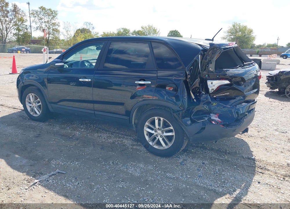 2015 KIA SORENTO LX VIN: 5XYKT3A64FG589304
