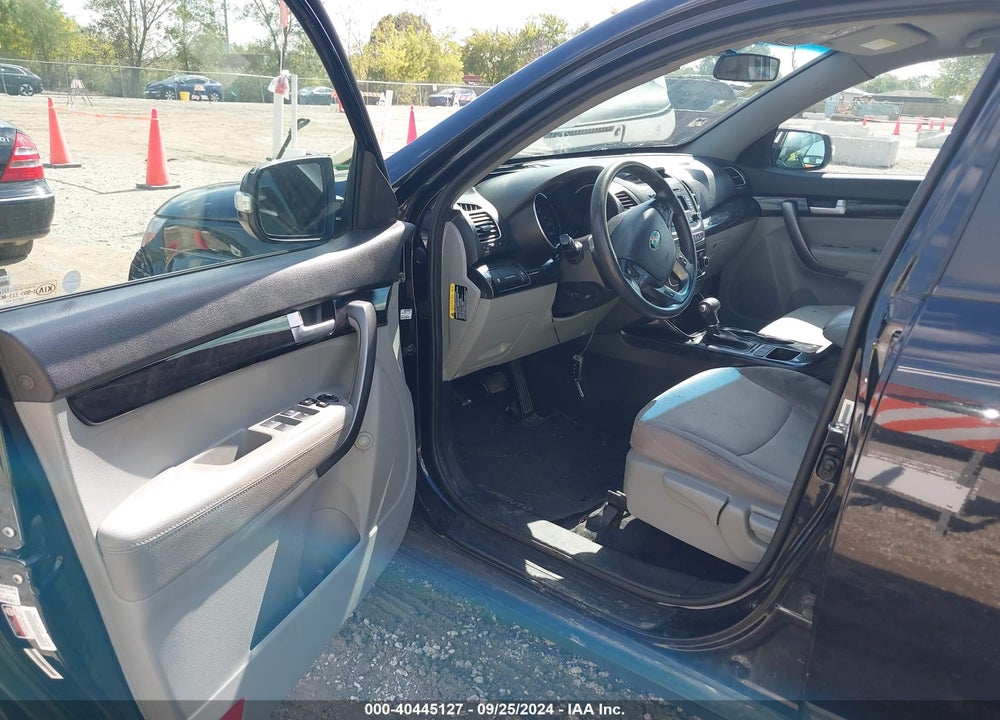 2015 KIA SORENTO LX VIN: 5XYKT3A64FG589304