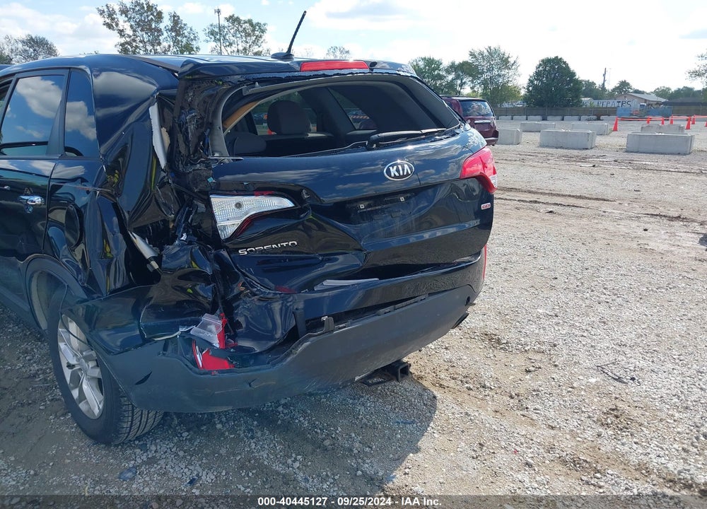 2015 KIA SORENTO LX VIN: 5XYKT3A64FG589304