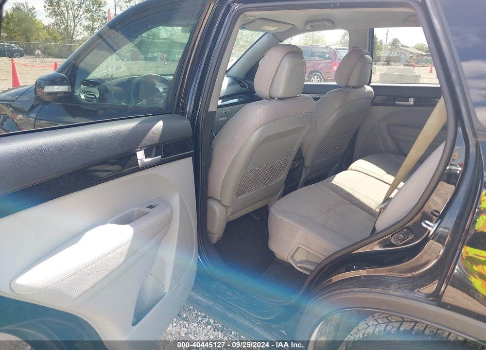 2015 KIA SORENTO LX VIN: 5XYKT3A64FG589304