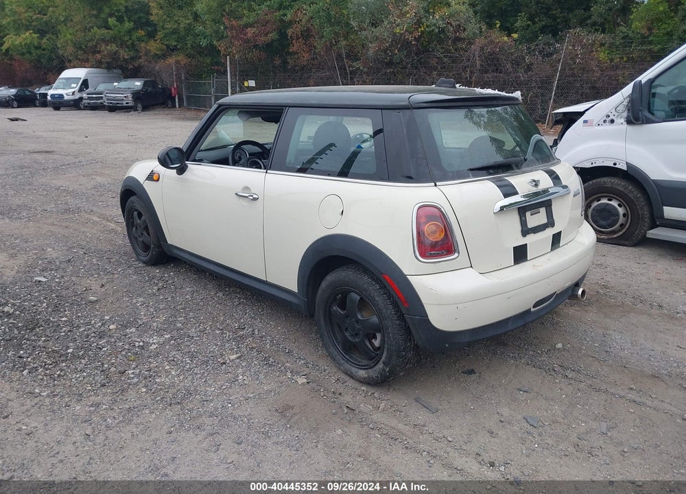 2009 MINI COOPER VIN: WMWMF33579TU75940