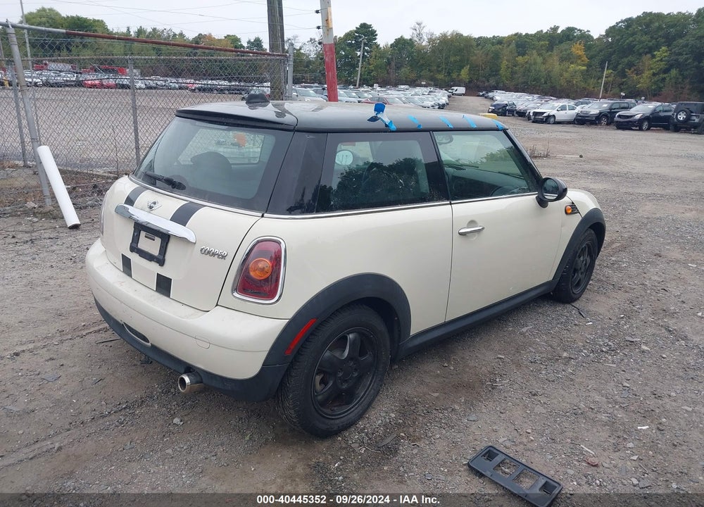 2009 MINI COOPER VIN: WMWMF33579TU75940