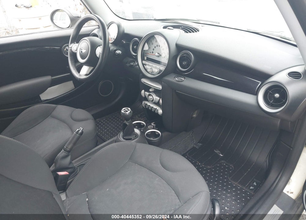2009 MINI COOPER VIN: WMWMF33579TU75940
