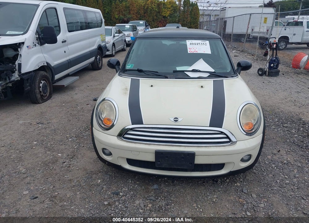 2009 MINI COOPER VIN: WMWMF33579TU75940