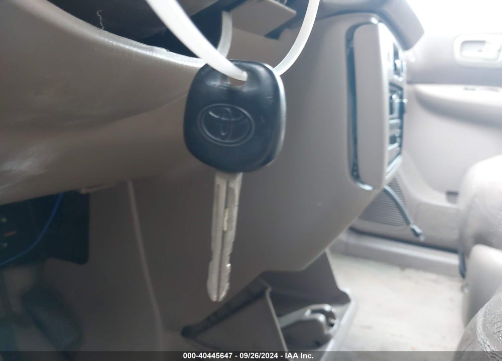 2000 TOYOTA SIENNA XLE VIN: 4T3ZF13C5YU172047