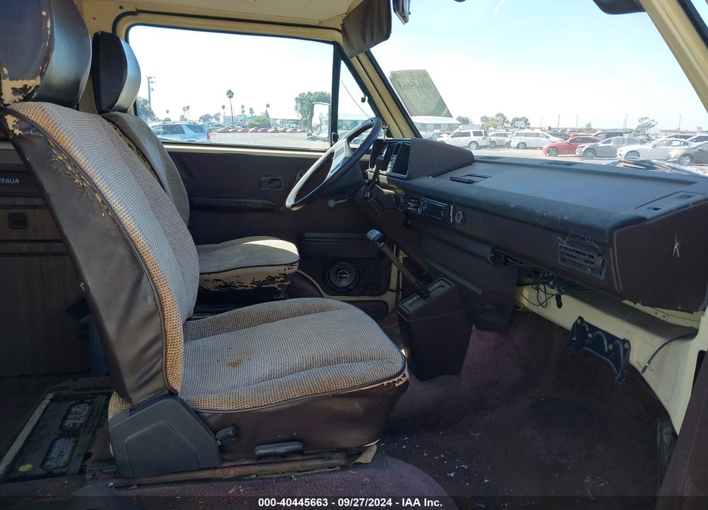 1981 VOLKSWAGEN KOMBI CAMPER VIN: WV2ZA0258BH065827