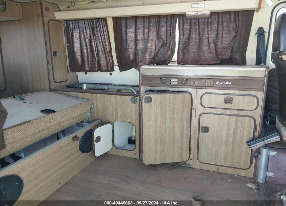 1981 VOLKSWAGEN KOMBI CAMPER VIN: WV2ZA0258BH065827