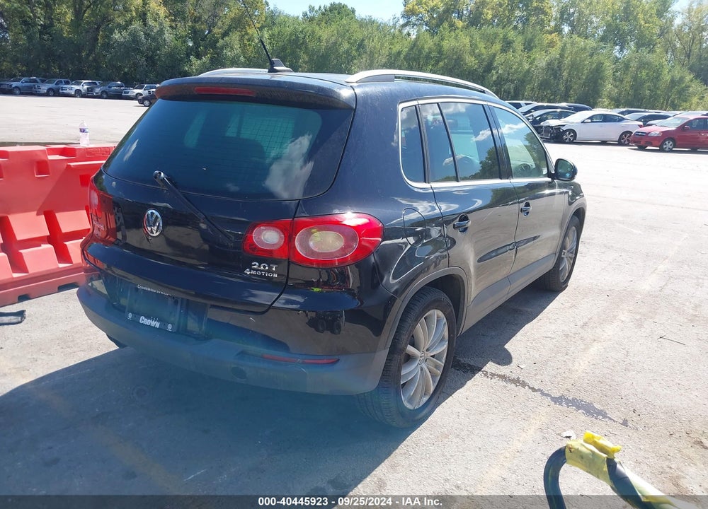 2011 VOLKSWAGEN TIGUAN SE VIN: WVGBV7AX8BW519419