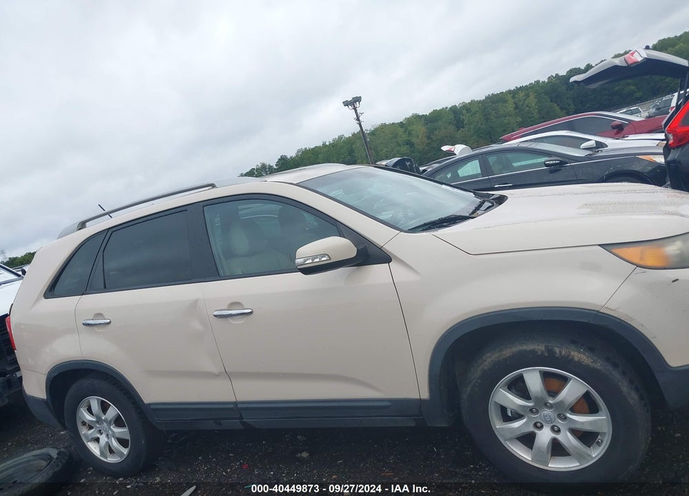 2011 KIA SORENTO LX VIN: 5XYKT3A12BG138290