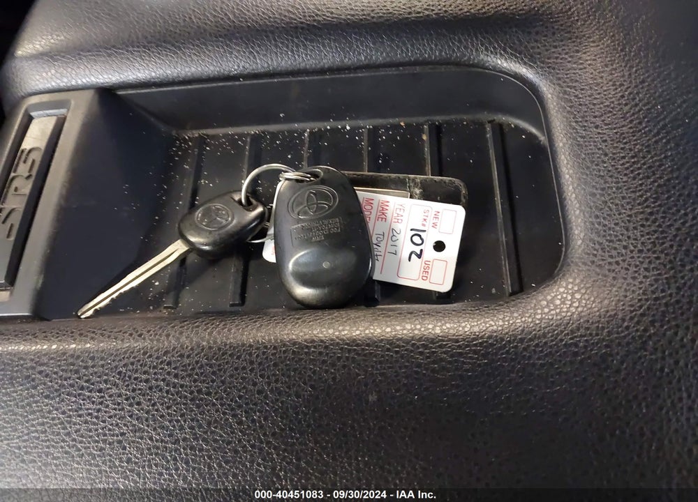 2017 TOYOTA TUNDRA SR5 5.7L V8 VIN: 5TFUY5F15HX644796