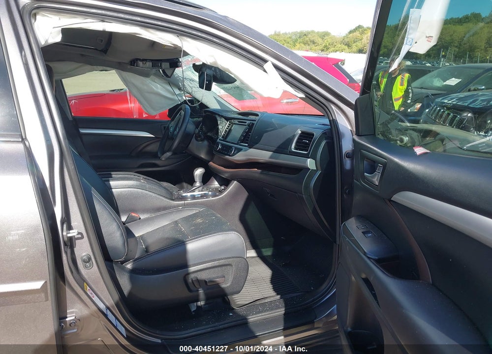 2019 TOYOTA HIGHLANDER XLE VIN: 5TDJZRFH0KS595900