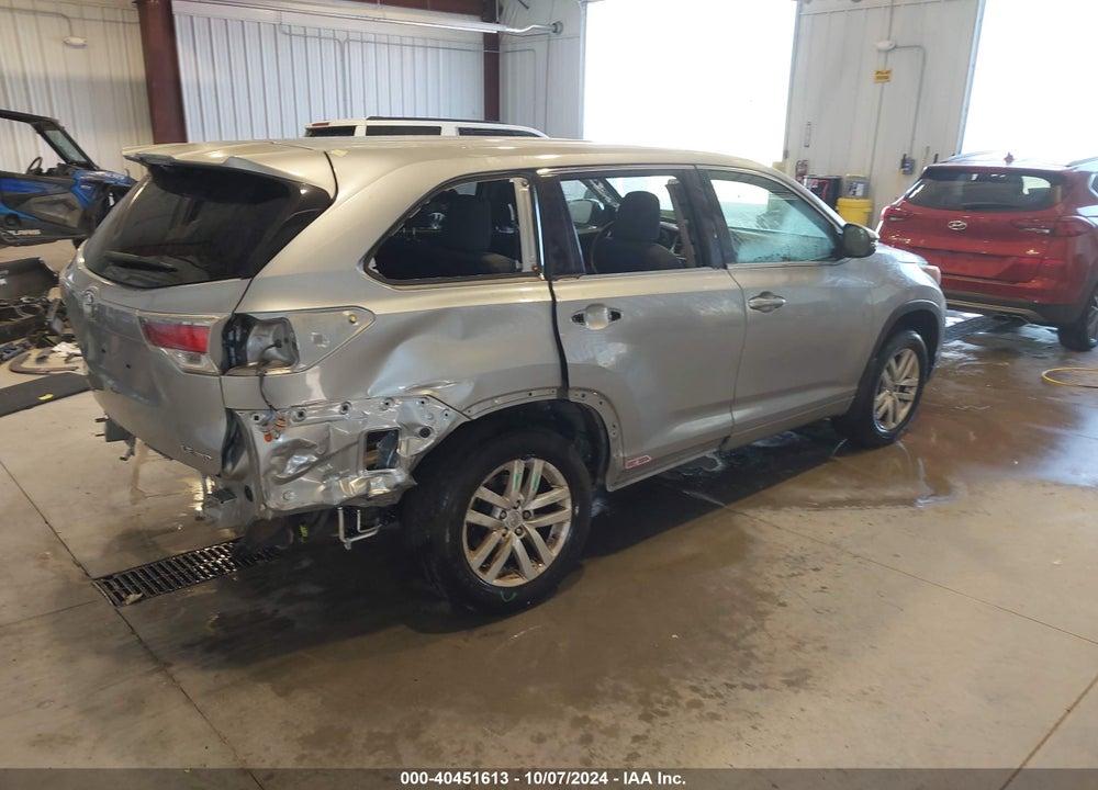 2015 TOYOTA HIGHLANDER LE V6 VIN: 5TDBKRFH2FS084381