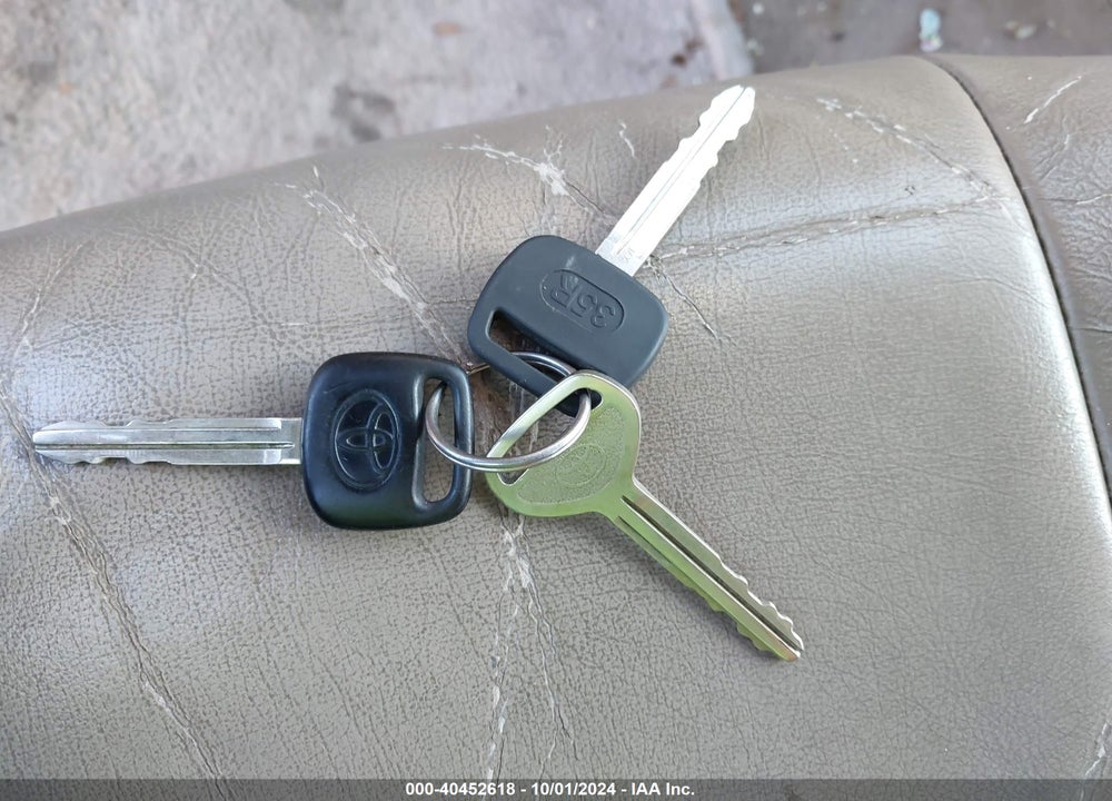 1998 TOYOTA SIENNA LE/XLE VIN: 4T3ZF13C7WU025015