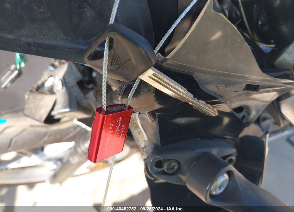 2011 HONDA CBR250 R VIN: MLHMC4116B5001860