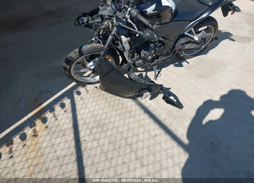 2011 HONDA CBR250 R VIN: MLHMC4116B5001860