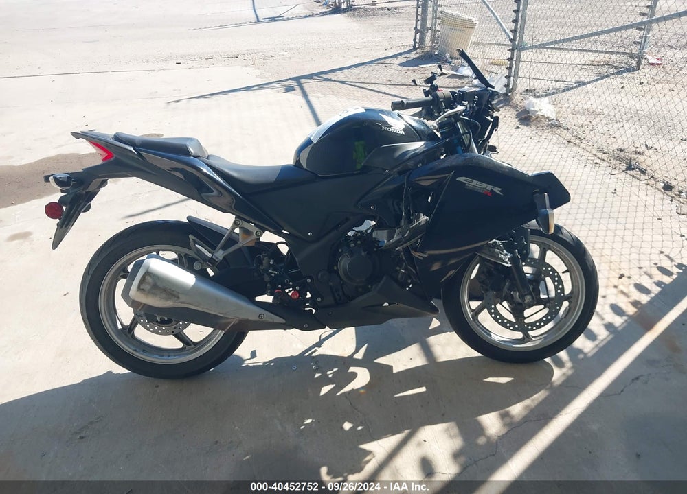 2011 HONDA CBR250 R VIN: MLHMC4116B5001860