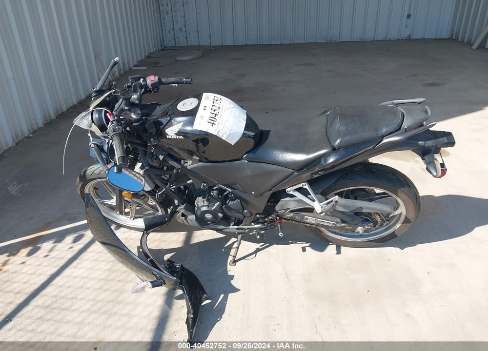 2011 HONDA CBR250 R VIN: MLHMC4116B5001860