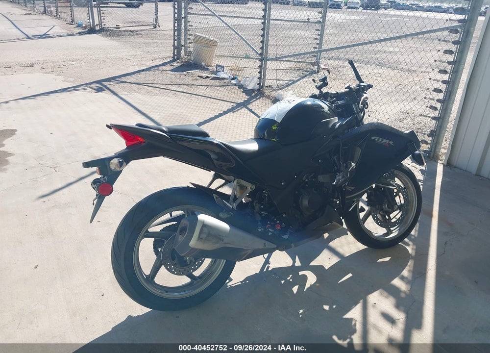2011 HONDA CBR250 R VIN: MLHMC4116B5001860
