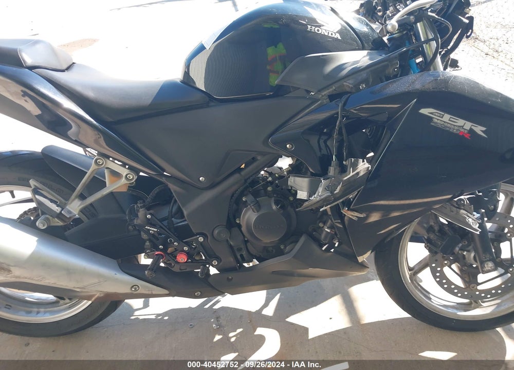 2011 HONDA CBR250 R VIN: MLHMC4116B5001860