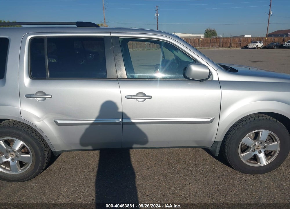 2011 HONDA PILOT EX-L VIN: 5FNYF4H54BB059324