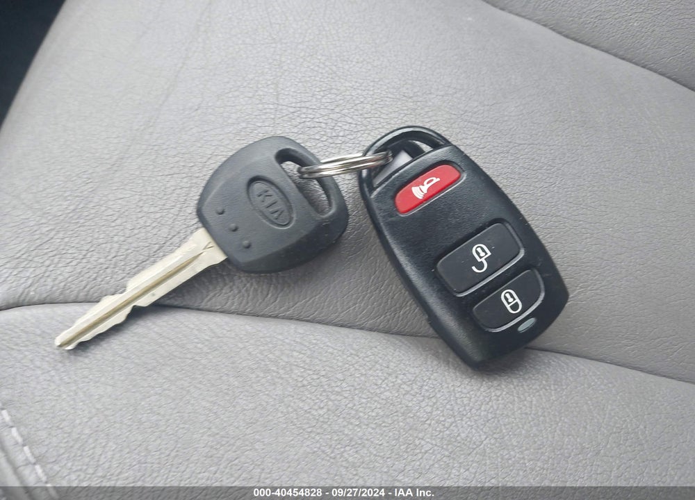 2014 KIA SEDONA LX VIN: KNDMG4C77E6537773