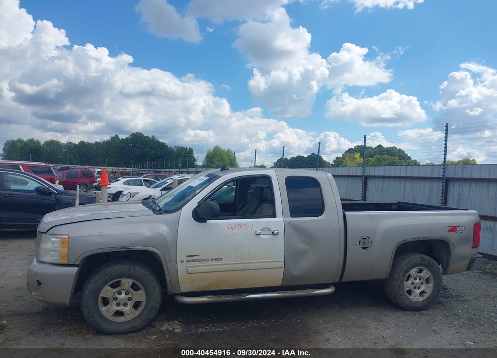 2009 CHEVROLET SILVERADO 1500 LT VIN: 1GCEK29029Z203530