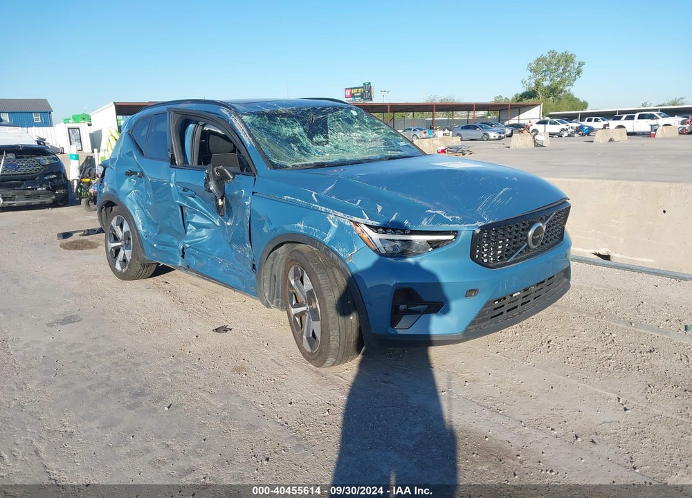 2023 VOLVO XC40 B5 PLUS DARK THEME VIN: YV4L12ULXP2962358