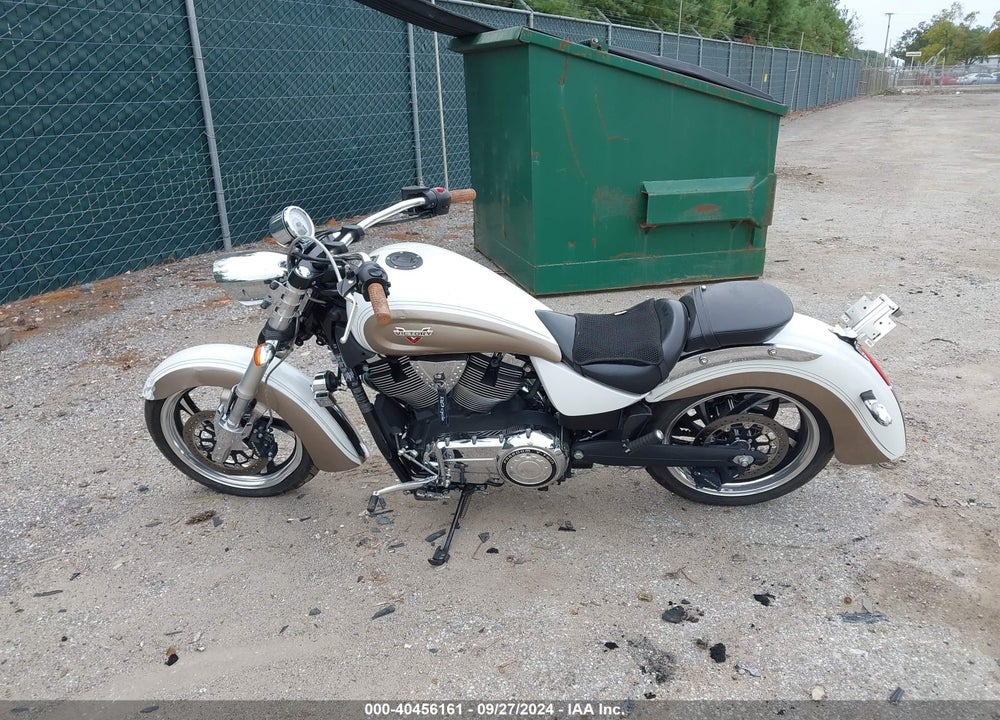 2011 VICTORY MOTORCYCLES KINGPIN STANDARD VIN: 5VPCB36N1B3007876