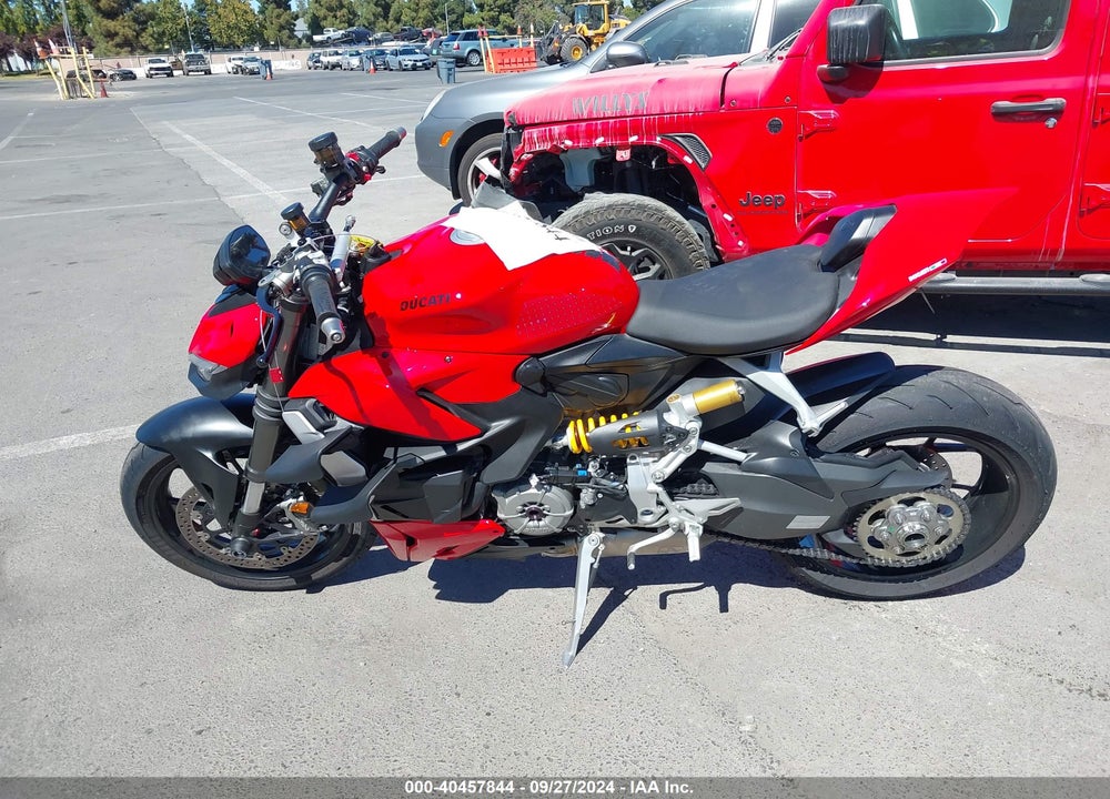 2022 DUCATI STREETFIGHTER V2 VIN: ZDMFAKYW7NB001030
